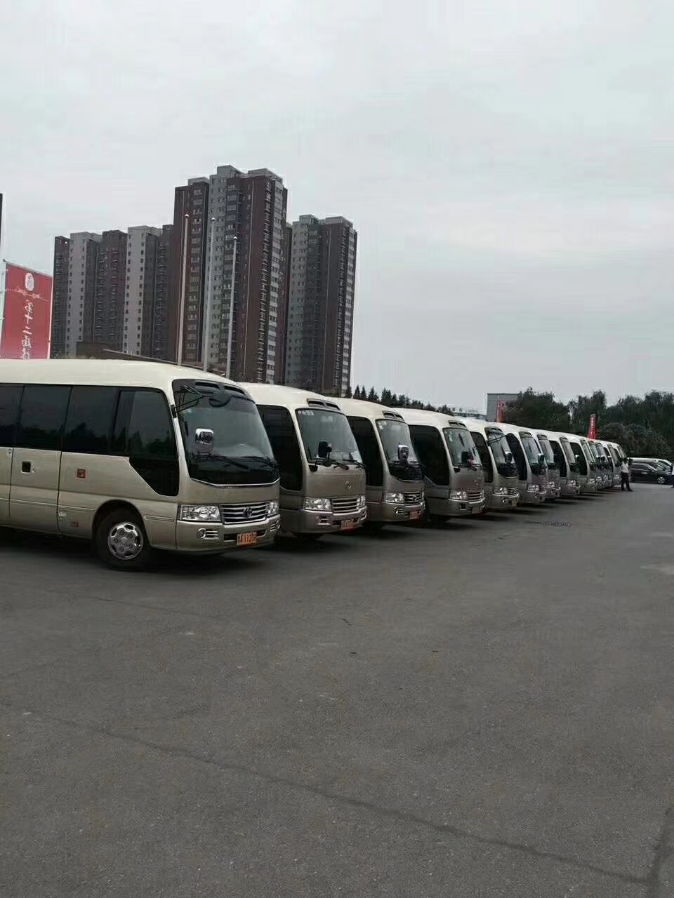 郑州中巴车出租:国庆婚礼租赁豪车/大巴车/中巴车就找郑州旅游大巴汽车服务